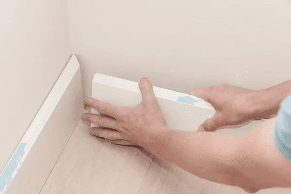 Precise fitting of skirting boards and architraves